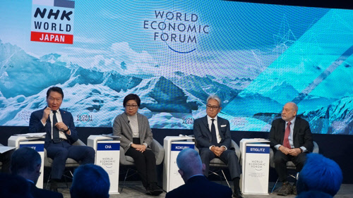 최태원(왼쪽) SK그룹 회장은 23일(현지 시간) 스위스 다보스 콩그레스센터에서 열린 '아시아 시대 이해관계자 자본주의' 세션에 패널로 참석했다.[SK그룹 제공]